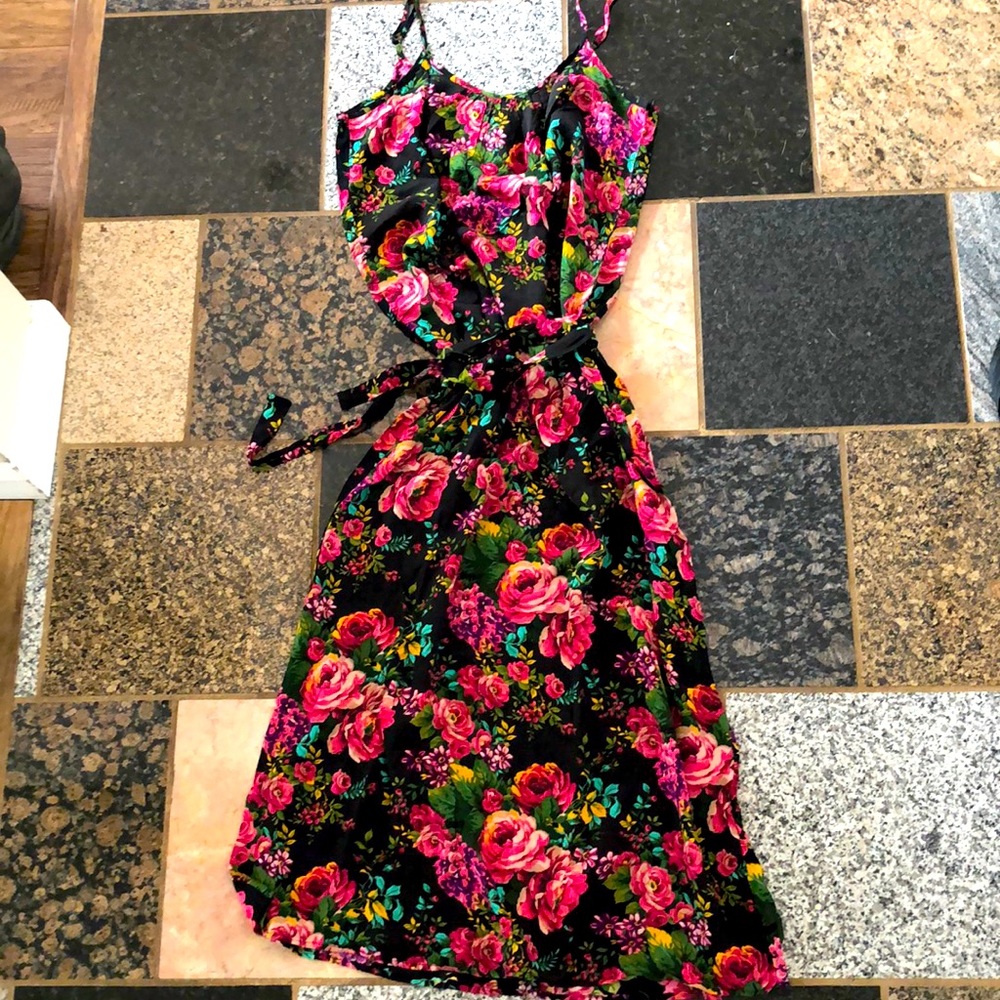 Pretty floral maxi dress size small